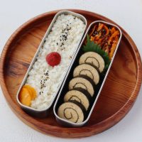 レンジ1回で主菜も副菜も！「鶏ひき肉の海苔巻き」「にんじんのごま塩昆布和え」2品弁当