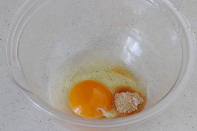 ボウルに割った卵