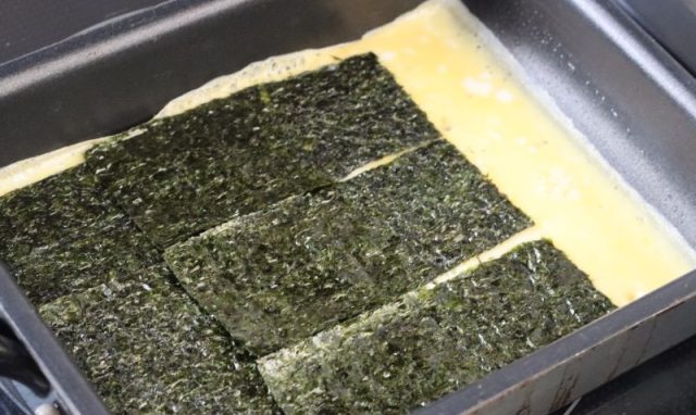海苔を乗せた卵焼き