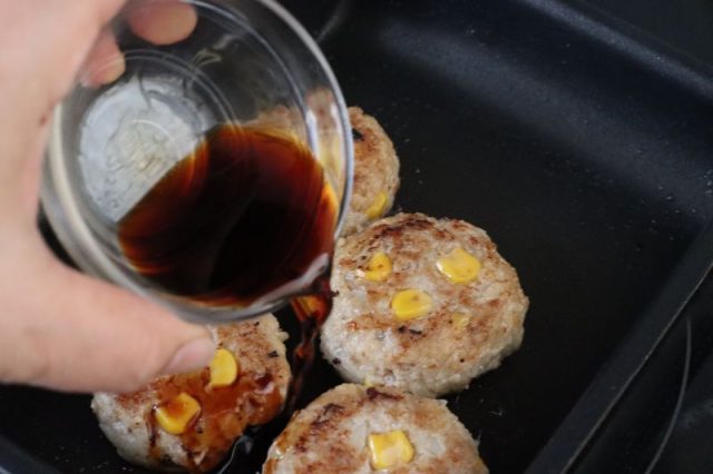 タレを絡めたコーン入り照り焼きハンバーグ