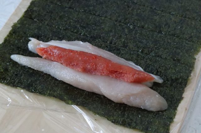 海苔にのせた鶏ささみと明太子