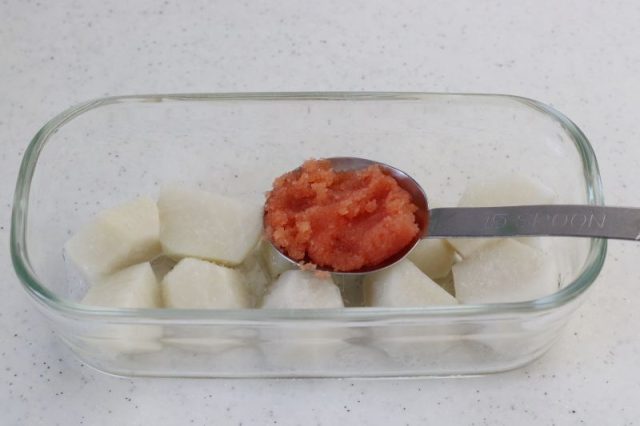 カットした里芋と明太子