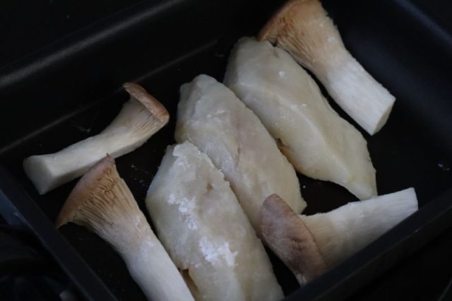 焼いているエリンギと塩サバ
