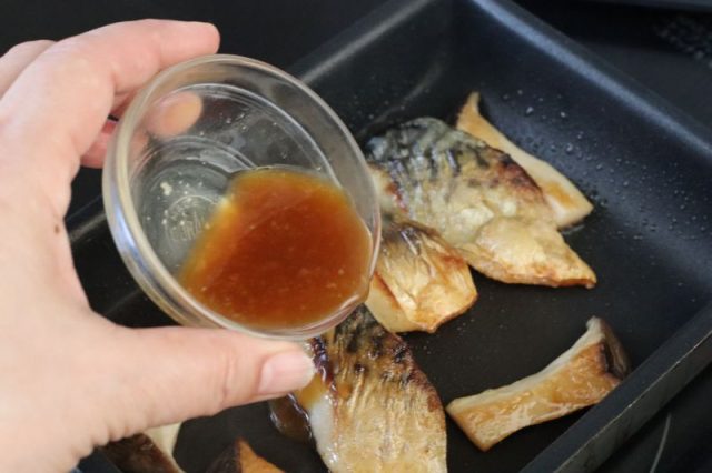 焼いているエリンギと塩サバとみそだれ
