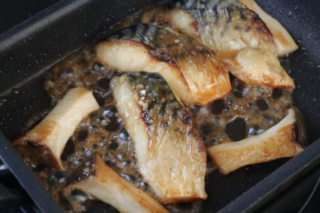 塩サバとエリンギの味噌照り焼き