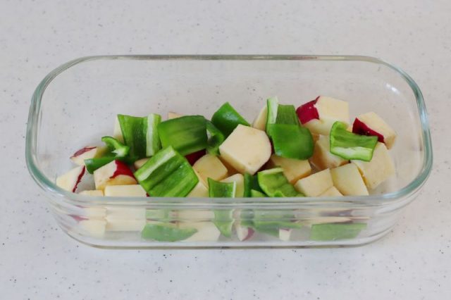 カットしたさつまいもとピーマン