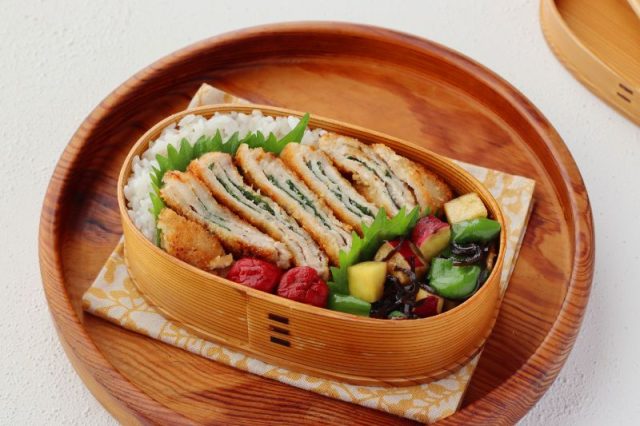 「大葉味噌のミルフィーユカツ」「さつまいもとピーマンの塩昆布バター」2品弁当