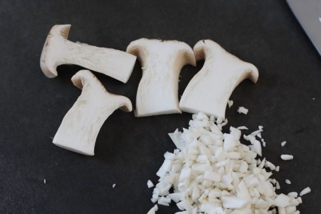 カットしたエリンギ