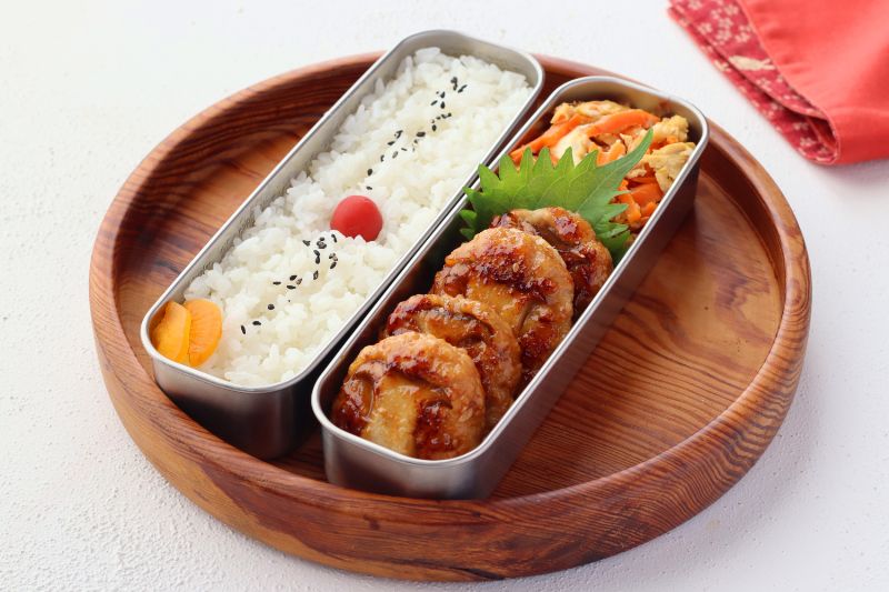 きのこ型が映える♪「エリンギつくね」「レンジにんじんしりしり」2品弁当