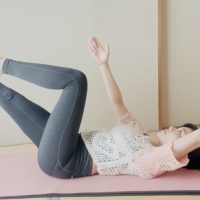 ベッドの上で寝たままできる！お腹痩せピラティス「デッドバグ」