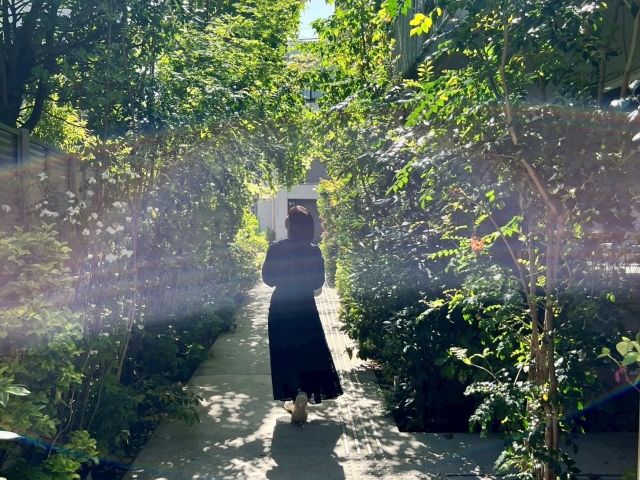 小道を歩く女性