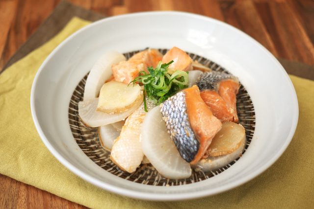 完成した鮭と大根の塩煮