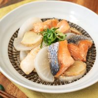 レンジだけで簡単！美肌と胃腸いたわる「鮭と大根の塩煮」