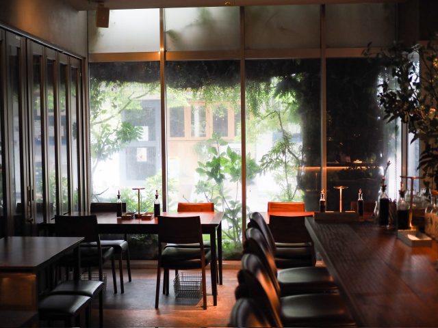 i2 cafe カウンター方向の眺め