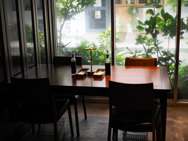 i2 cafe テーブル席