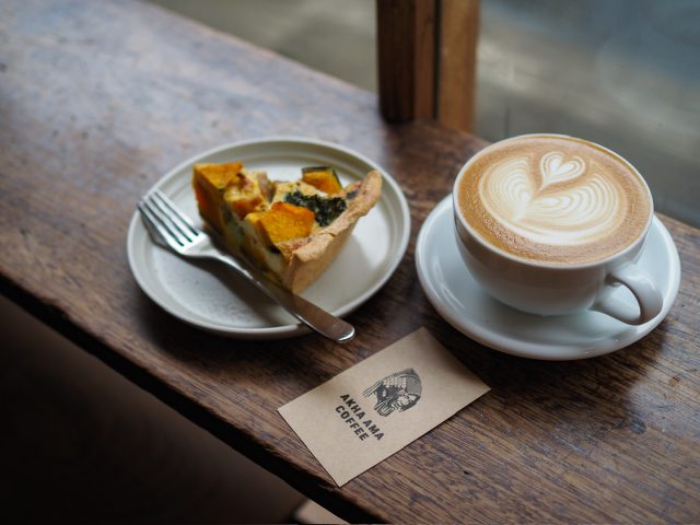 かぼちゃのキッシュとラテ