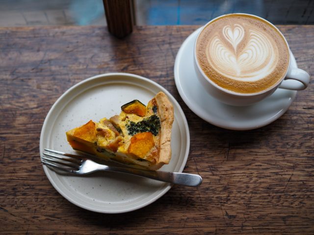 かぼちゃのキッシュとトッティフルーツラテ