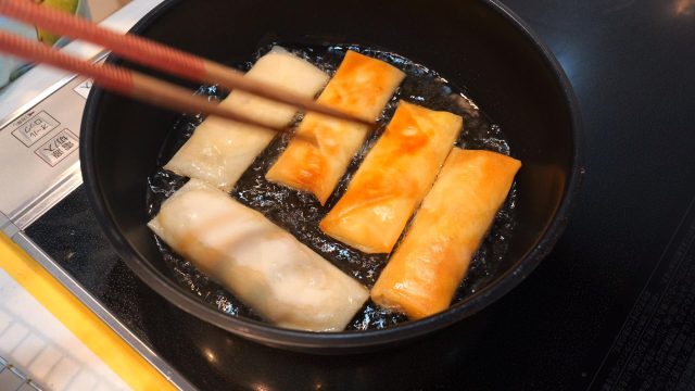 パイを揚げ焼きにする