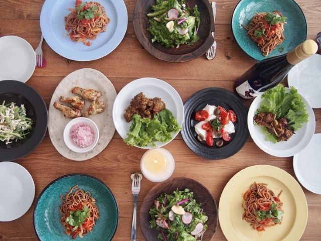 テーブルに並んだたくさんの料理