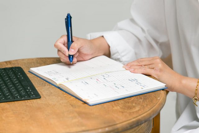 手帳を書いている女性