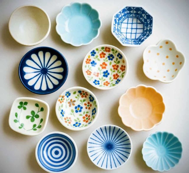 たくさん並んだ小皿