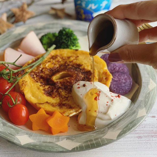 シロップをかけたフレンチトースト