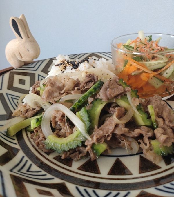 牛肉とゴーヤのガーリック炒め丼