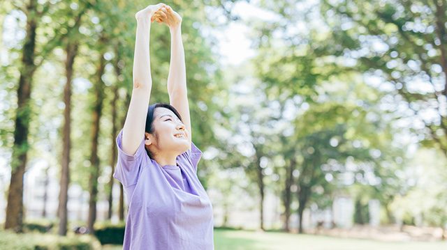 手を伸ばす女性