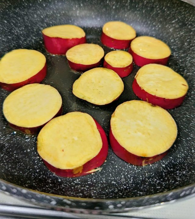 フライパンに並べた切ったさつま芋