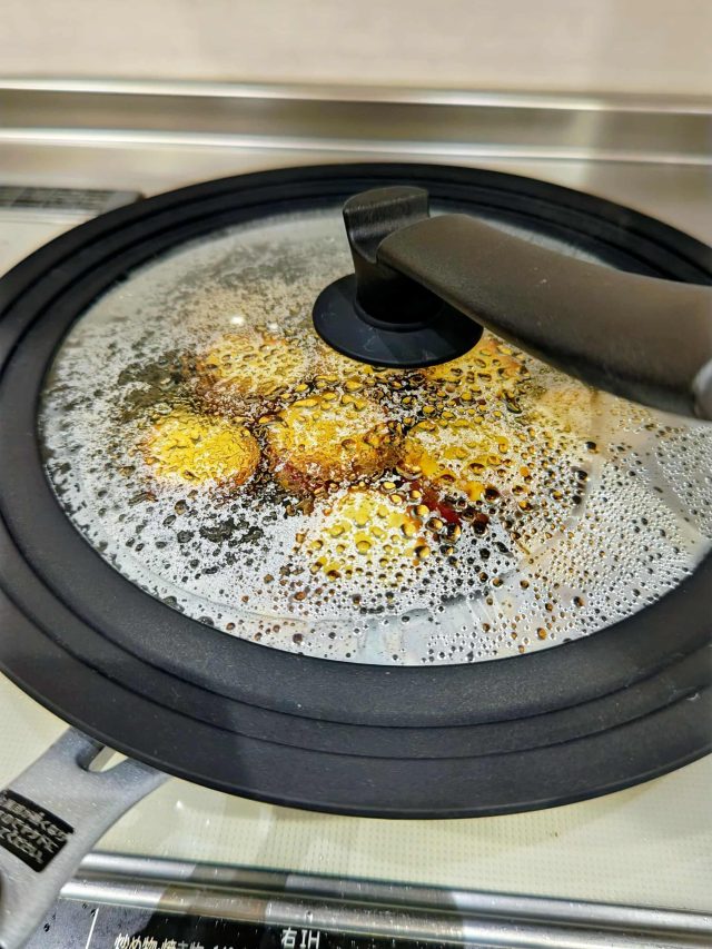 蓋をしたフライパン