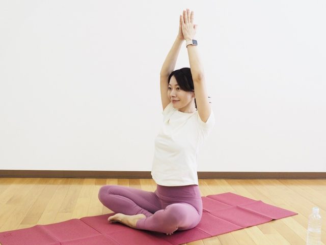 「肩甲骨まわり」を動かしやすくするストレッチ