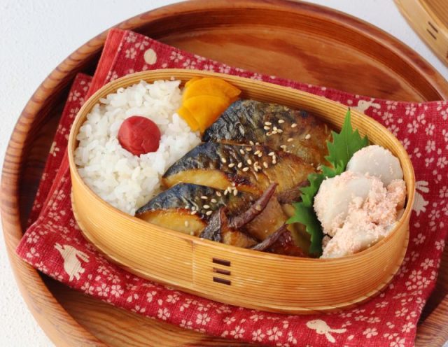 「塩サバとエリンギの味噌照り焼き」「里芋の明太子バター」2品弁当