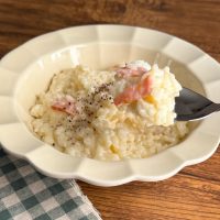 冷やごはんでOK◎レンジで簡単「ベーコンチーズリゾット」