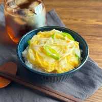 【1人前約70円】食材2つ◎レンジでふんわり「ねぎ塩卵のっけ丼」