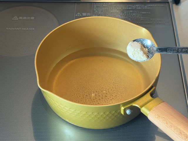鍋に鶏ガラスープを入れる