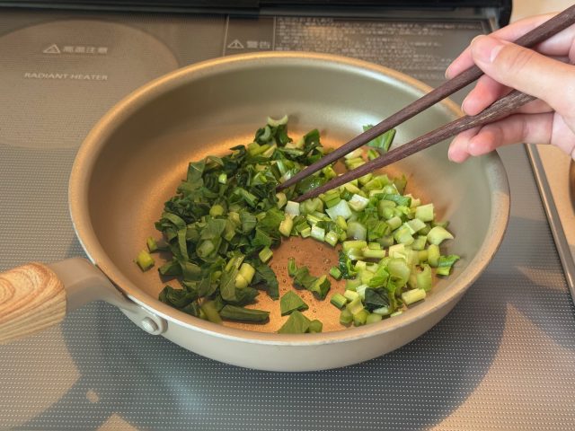 フライパンで小松菜を炒める