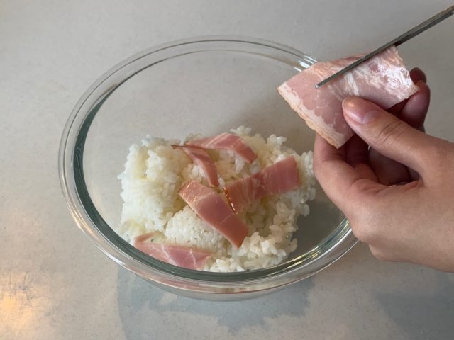 ベーコンを切る