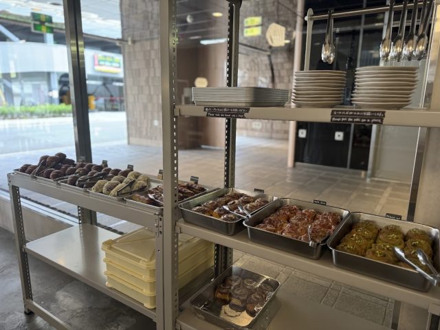 Ourlog Coffee パン棚