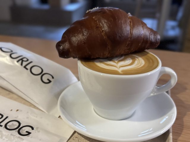 Ourlog Coffeeの塩パンとラテ