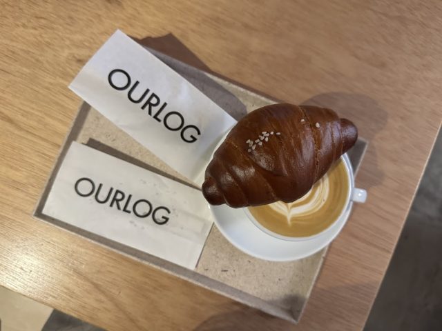 Ourlog Coffeeのラテと塩パン