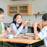 卵かけご飯を食べながらでもできる！「お金に強い子」を育てる朝の声かけ3つ