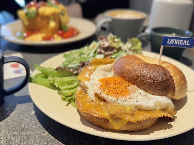 ベーコンエッグのサンドイッチ