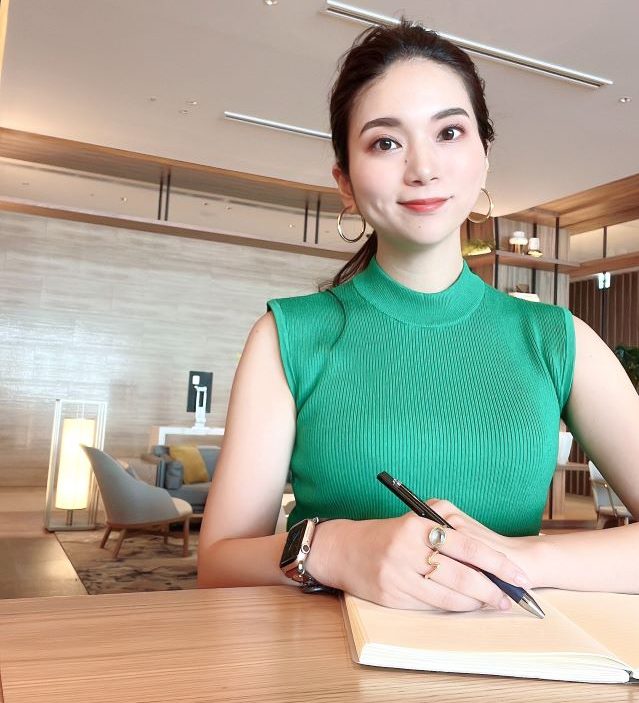 ペンを持つ女性