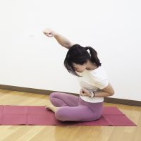 【朝3分で肩スッキリ】天井にパンチで「肩甲骨を動かす」簡単ゆるストレッチ