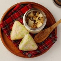 風邪気味の日にも◎「豆腐とえのきのかき玉汁」と「キャベツと明太子のおにぎり」2品弁当