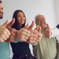 「似ているかも」を英語で言うと？