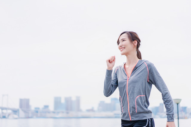 ウォーキングする女性