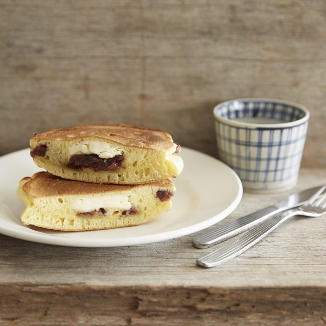 あんことクリームチーズのホットケーキサンド