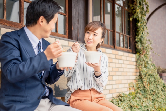 スープを飲む女性