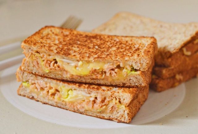 「キャベツのツナメルトサンド